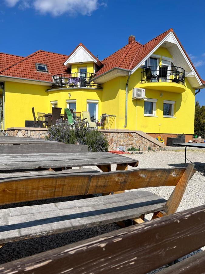 Csikos Apartman Gyenesdiás Zewnętrze zdjęcie